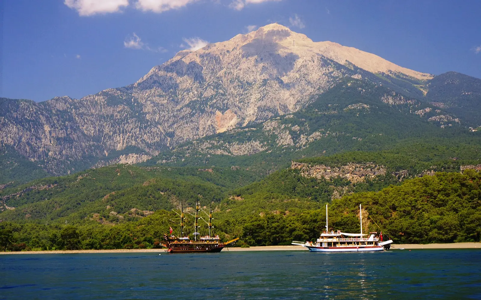 Kemer kıyısından Tahtalı Dağı manzarası
